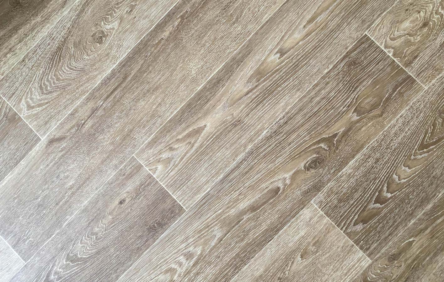 Moderner Vinylboden in Holzoptik für Küche oder Bad Nahaufnahme Vinylboden in Holzoptik